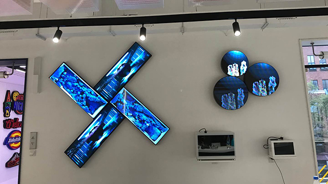 上海某公司展廳P1.667高刷條形LED屏+透明展示柜+P2.5高清LED顯示屏由智彩科技定制、安裝